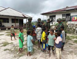 Extra Fooding Satgas Yonif 521/DY Bagikan makanan Tambahan Bergizi Kepada Masyarakat di Distrik Apalapsili