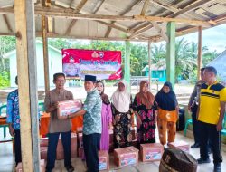 Dekatkan Diri dengan Warga, Polres Mesuji Bagikan Sembako dalam Program Jumat Curhat