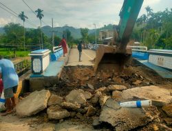 Proyek Jembatan Rp6,2 Miliar Retak Belum Sebulan, Kadis PUPR dan PT Bunga Raya Dilaporkan ke Kejati NTB