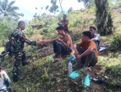 Jalin Keakraban, Anggota TNI Sapa dan Bersalaman dengan Petani di Ladang Sawit