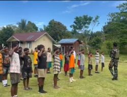 Satgas Pamtas RI-PNG Pos Yembun Ajarkan PBB (Peraturan Baris Berbaris) di SD Inpres 28 Metnayam