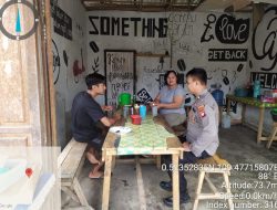 Melalui Patroli Dialogis Disiang Hari Personel Subsektor Sompak Sampaikan Pesan Kamtibmas