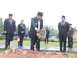 Hujan Rintik Tak Surutkan Semangat Kapolda Sumsel Ikuti Ziarah Nasional Hari Pahlawan