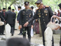 Wakapolda Aceh Ikuti Upacara Ziarah Nasional Hari Pahlawan di TMP