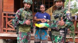 Satgas Yonif 521/DY Menyalurkan paket beras Gratis kepada warga dari Kodam XVII Cenderawasih