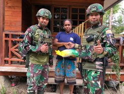 Satgas Yonif 521/DY Menyalurkan paket beras Gratis kepada warga dari Kodam XVII Cenderawasih