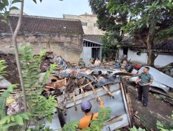 Koramil 03/Serengan “Sigap”, bersama Warga Gotong-royong Bersihkan Puing-puing Rumah Warganya yang Roboh