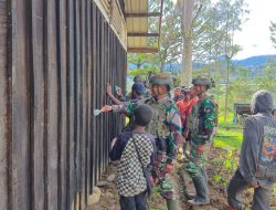 Satgas Yonif 700/WYC Gelar Karya Bhakti di SMA Kristen Omukia, Warnai Semangat Belajar Dengan Gotong Roying
