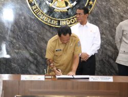 Mendagri Tito Karnavian Menandatangani Surat Keputusan Bersama Tentang Penugasan Percepatan Penyediaan Infrastruktur Pascapanen