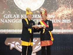 Mendagri Tito Terima Gelar Kehormatan “Petua Panglima Hukom” dari Lembaga Wali Nanggroe Aceh