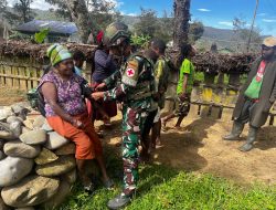 Pengobatan Gratis Satgas Yonif 521/DY Memberikan Layanan Cintai Kesehatan Bagi Masyarakat di Papua