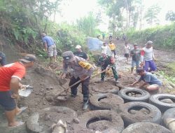Babinsa Koramil 0808/15 Gandusari Dampingi Warga Bangun Jembatan Gantung dari Bambu
