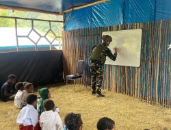 Satgas Yonif 700/WYC Hadirkan Semangat Belajar di SD Mayuberi: Kopda Yusuf Jadi Guru Sehari untuk Anak Papua