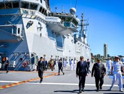 Presiden Prabowo Meninjau Langsung Kapal HMAS Canberra di Garden Island Naval Base