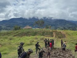 Prajurit dan Rakyat Satu Hati, Satgas Yonif 700/WYC Bangun Jalan Menuju Honai di Kampung Nipuralome
