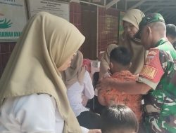 Sugito Tenangkan Siswa SD Saat Pelaksanaan Imunisasi BIAS