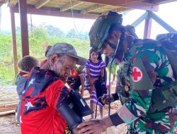 Satgas 751/VJS Dekatkan Layanan Kesehatan ke Denom Atukbin, Senyum Anak Mengembang