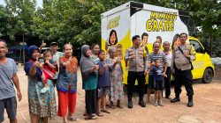 Polsek Palmerah Tebar Kepedulian, Bagikan 300 Paket Makanan Gratis untuk Warga Jatipulo*