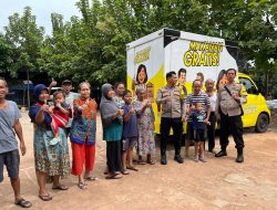 Polsek Palmerah Tebar Kepedulian, Bagikan 300 Paket Makanan Gratis untuk Warga Jatipulo*