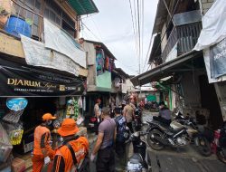 Polsek Tambora bersama 3 Pilar Gotong Royong Bersihkan Sisa Kebakaran di Kampung Duri Dalam