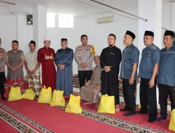 Kapolres Jakbar Laksanakan Salat Jumat Keliling dan Bagikan Bansos Religi di Masjid Al Kautsar