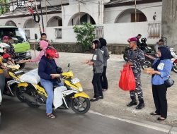Prajurit Yonif 2 Beserta Jalasenastri Ranting B Cabang 2 Korcab Pasmar 1 Laksanakan Kegiatan Rutin Berbagi Jum’at Berkah