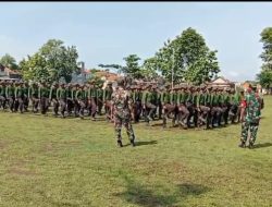 Babinsa Latih Peraturan Baris Berbaris kepada Pelajar Guna Bentuk Disiplin
