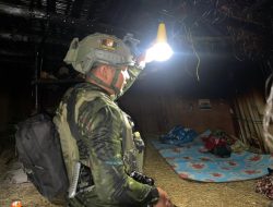 Warga Sambut Haru, Satgas Yonif 700/WYC Terangkan Honai di Nipuralome Bantuan Solar Sel Untuk Bapak Aku Murib