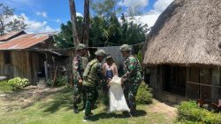 Berbagi Sembako Satgas Yonif 521/DY Jalin Keakraban Melalui Anjangsana di Distrik Bolakme*