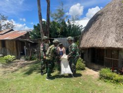 Berbagi Sembako Satgas Yonif 521/DY Jalin Keakraban Melalui Anjangsana di Distrik Bolakme*