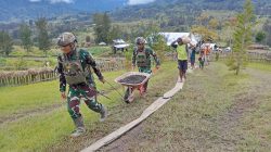 Satgas Yonif 700/WYC Gelorakan Semangat Kebersamaan: Pos Bendungan Bantu Pembangunan Patung Misionaris Gordon F. Larson