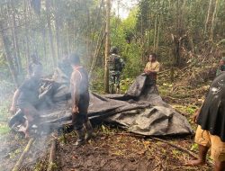 Kehangatan Kebersamaan dalam Gotong Royong Warga Kampung Bulangkop