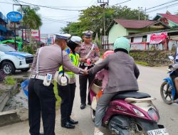 Kasat Lantas Landak Ajak Warga Tertib Berlalulintas Lewat Pembagian Brosur Zebra Kapuas 2025