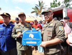 Respons Cepat Penanganan Longsor, Kemendagri Serahkan 4 Tenda Posko