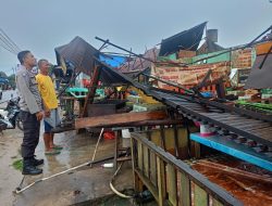 Hujan Deras dan Angin Kencang Terjang Lapak Jembatan Baru Ngabang, Polres Landak Gerak Cepat Lakukan Penanganan