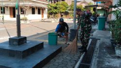 Peduli Kebersihan Lingkungan Babinsa Bersama Saberling dan Warga Kerja Bakti