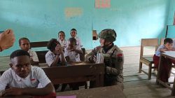 Satgas Ops Damai Cartenz Berbagi Buku Bacaan kepada Anak-Anak Sekolah di Intan Jaya