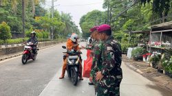 Senyuman Untuk Masyarakat di Jum’at Berkah, Yonif 2 Marinir Bagikan Nasi Kotak di Cilandak