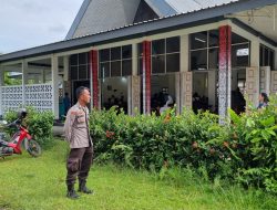 Polsek Menjalin Gelar Pengamanan Ibadah Misa Minggu di Gereja Paroki Santo Petrus dan Paulus Menjalin