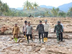 Wamendagri Bima Tinjau Lokasi Banjir di Solok, Pastikan Pendataan Akurat dan Pemulihan Cepat