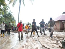 Percepat Pemulihan Pasca-Banjir di Kota Padang, Wamendagri Bima Koordinasikan Bantuan Alat Berat dan Damkar
