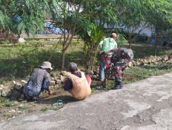 Babinsa Desa Dawuhan Sertu Fanda Bersama Warga Gelar Kerja Bakti Bersihkan Lingkungan