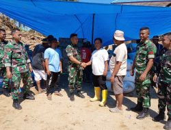 Yonif 123/Rajawali Serahkan Bantuan Logistik untuk Korban Banjir Bandang di Posko Bantuan Banjir Bandang