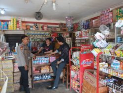 Ciptakan Rasa Aman, Polisi Sisir Toko dan SPBU di Mandor Berikan Pesan Kamtibmas