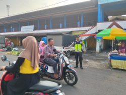 Polsek Donomulyo Tingkatkan Pelayanan Poros Pagi, Bripka Yudha Mastoer Wahono Bantu Kelancaran Aktivitas Masyarakat di Pasar Donomulyo