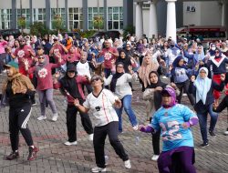 Pegawai Pemkot Batu Meriahkan HUT ke-54 KORPRI dengan Senam Sehat dan Aksi Sosial