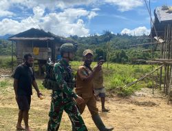 Pos Denom Satgas Yonif 751/VJS Perbaiki Lapangan Voli: Warga Makin Bugar, Kebersamaan Makin Erat