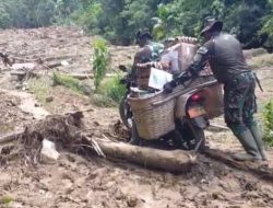 Tembus Kabupaten Agam, Prajurit TNI AD Salurkan Bantuan ke Daerah Terisolir