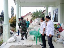 Babinsa dan Pemdes di Babahrot Bantu Kumpulkan Bantuan Untuk Korban Banjir Dan Longsor Aceh