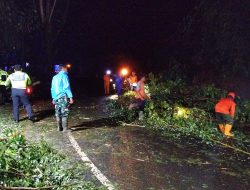 Cegah Banjir & Longsor Koramil 03 Serengan Kerja Bakti Bersih – Bersih Pinggiran Sungai dan Kebun Han Pangan